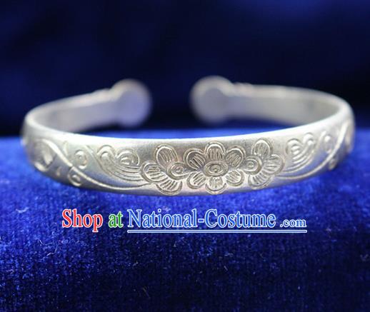 Traditional Chinese Miao Nationality Crafts Jewelry Accessory Bangle, Hmong Handmade Miao Silver Classical Chinese Flowers Bracelet, Miao Ethnic Minority Silver Bracelet Accessories for Women