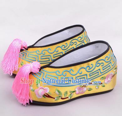 Chinese Ancient Peking Opera Young Lady Embroidered Hua Tan Shoes, Traditional China Beijing Opera Princess Wedding Yellow Embroidered Shoes