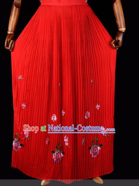 Traditional China Beijing Opera Young Lady Hua Tan Costume Female Embroidered Red Pleated Skirt, Ancient Chinese Peking Opera Diva Embroidery Peony Dress Bust Skirt