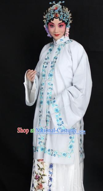 Traditional China Beijing Opera Young Lady Hua Tan Costume Female White Embroidered Cape, Ancient Chinese Peking Opera Diva Embroidery Dress Clothing