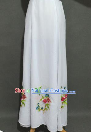 Traditional Chinese Professional Peking Opera Young Women Costume White Half Dress, China Beijing Opera Diva Hua Tan Embroidered Bust Skirt Clothing