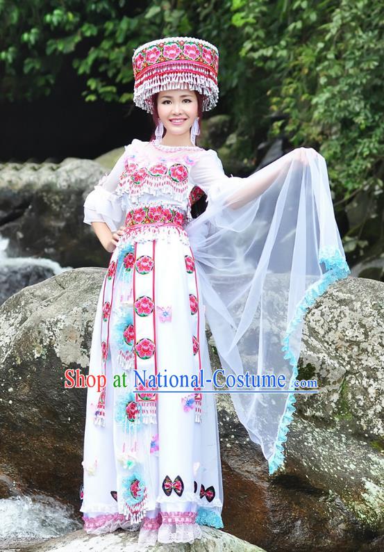 Traditional Chinese Miao Nationality Wedding Bride Costume White Long Skirt, Hmong Folk Dance Ethnic Chinese Minority Nationality Embroidery Clothing for Women