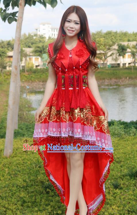 Traditional Chinese Miao Nationality Wedding Bride Costume Red Tailing Pleated Skirt, Hmong Folk Dance Ethnic Chinese Minority Nationality Embroidery Clothing for Women