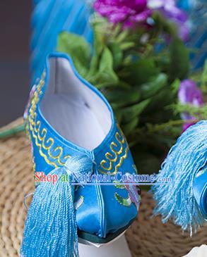 Traditional Chinese Qing Dynasty Princess Blue Embroidered Shoes Saucers, China Ancient Manchu Palace Lady Blood Stained Shoes for Women