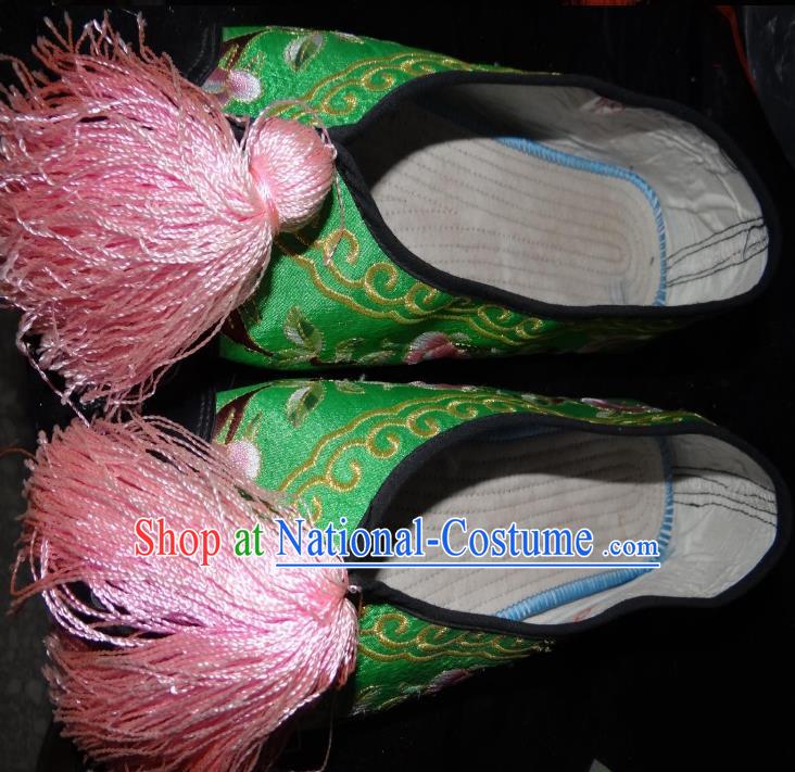 Traditional Chinese Peking Opera Diva Embroidered Shoes Green Satin Shoes, China Ancient Beijing Opera Hua Tan Blood Stained Shoes for Women