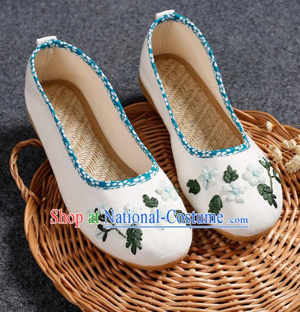 Asian Chinese National White Embroidered Shoes, Traditional China Princess Shoes Hanfu Embroidery Shoes for Women