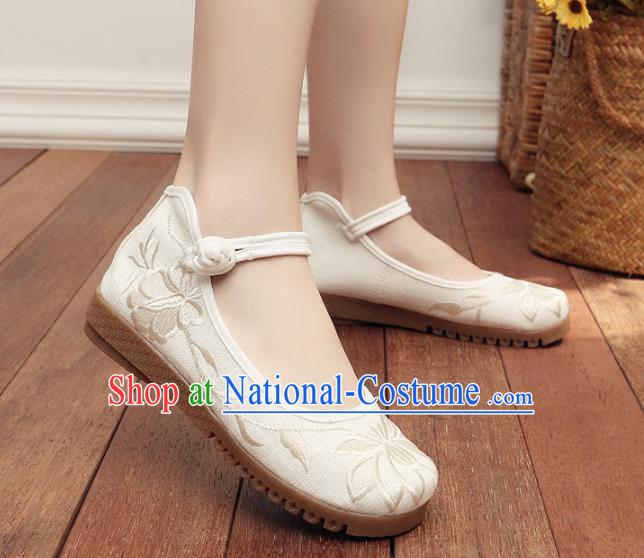 Traditional Chinese National Hanfu Embroidery Lotus White Shoes, China Embroidered Shoes for Women