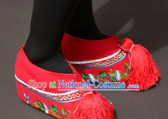 Traditional China Beijing Opera Actress Red Embroidered Shoes, Chinese Peking Opera Diva Blood Stained Shoes