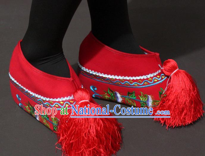 Traditional China Beijing Opera Actress Embroidery Red Shoes, Chinese Peking Opera Young Lady Blood Stained Shoes