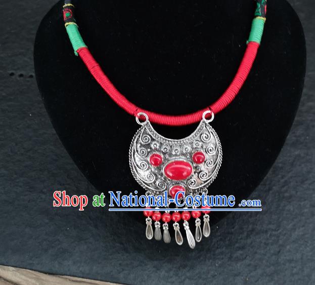 Chinese Traditional Accessories Yunnan Minority Carving Sliver Necklace for Women