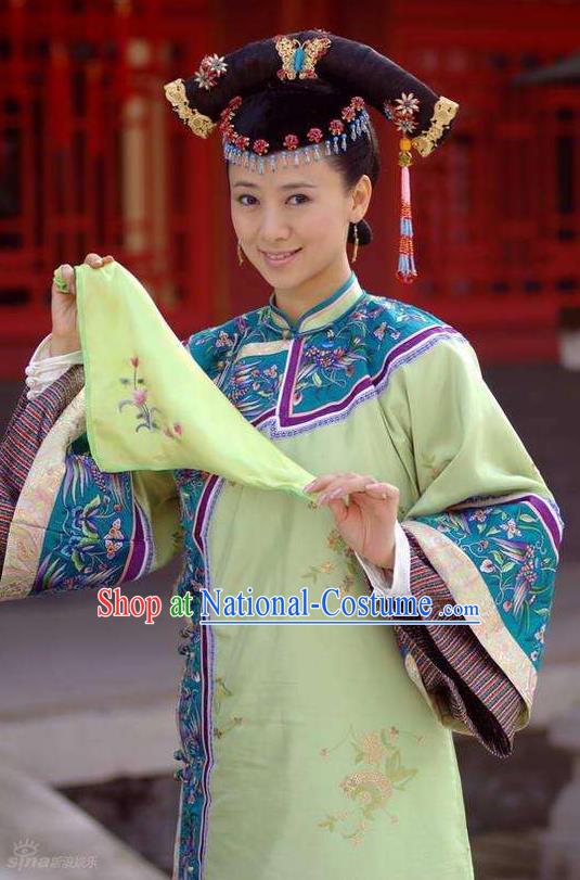 Chinese Ancient Qing Dynasty Kangxi Imperial Consort Embroidered Manchu Historical Costume for Women