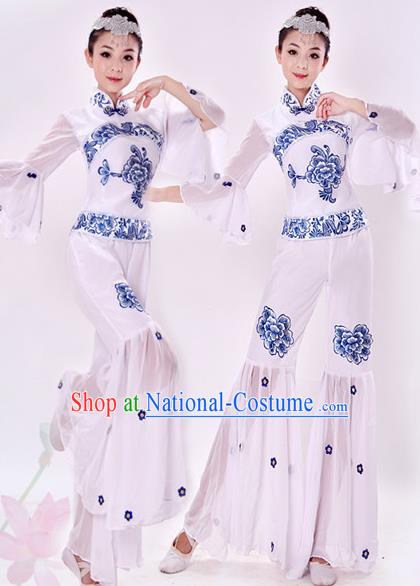 Traditional Chinese Yangge Fan Dancing Costume, Folk Dance Yangko Costume Drum Dance White Clothing for Women