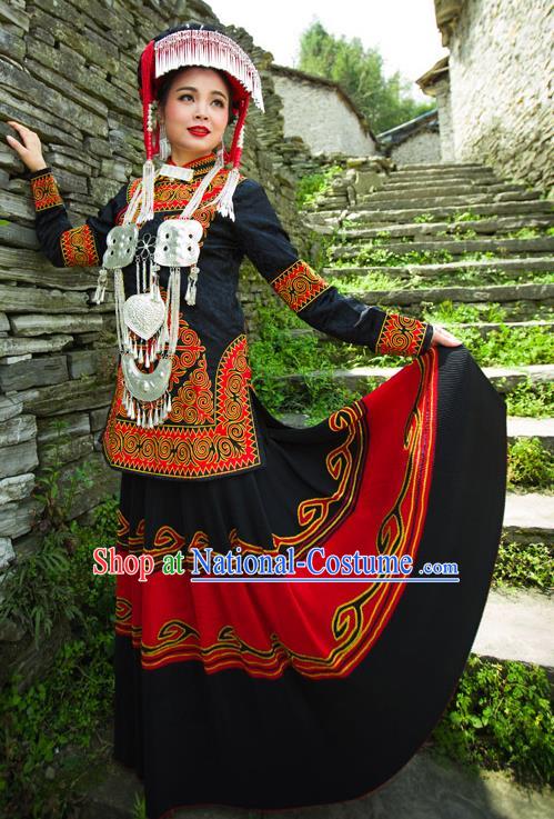 Traditional Chinese Yi Nationality Embroidered Wedding Costume, China Yi Ethnic Minority Dance Black Clothing and Headwear for Women