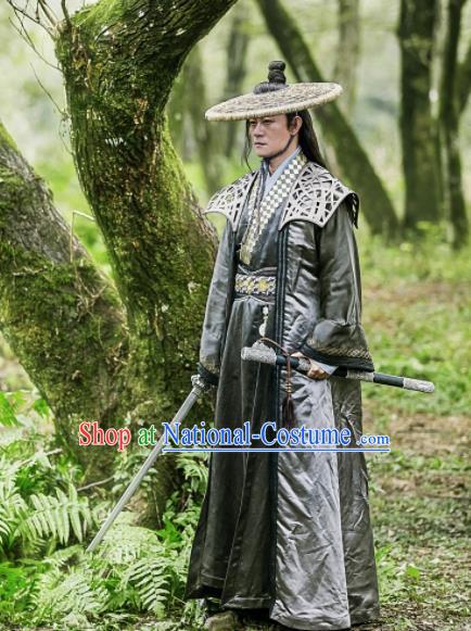 Traditional Chinese Ancient Swordsman Blades Embroidered Costumes and Bamboo Hat for Men