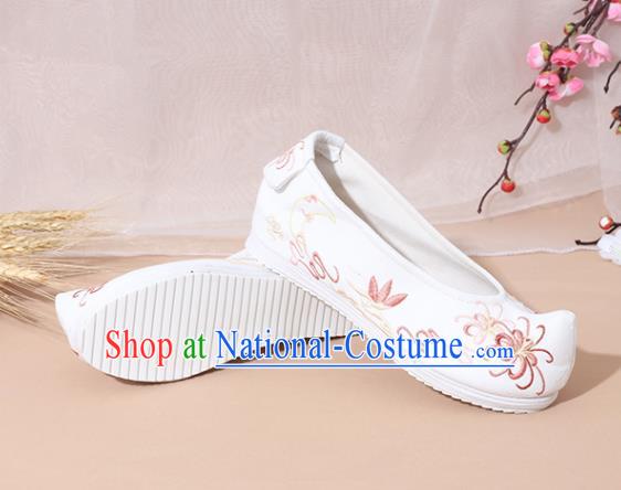 Chinese National Embroidered Chrysanthemum White Shoes Ancient Traditional Princess Shoes Hanfu Shoes for Women