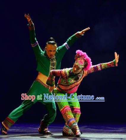 Chinese Dynamic Yunnan Ethnic Stage Performance Dance Costumes for Women for Men