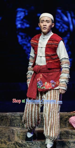 Flowers and Trumpeter Traditional Chinese Hui Nationality Stage Performance Costumes and Headwear for Men