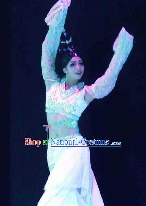 Beautiful Chinese Dance Yueren Dance White Costume Traditional Classical Dance Dress for Women