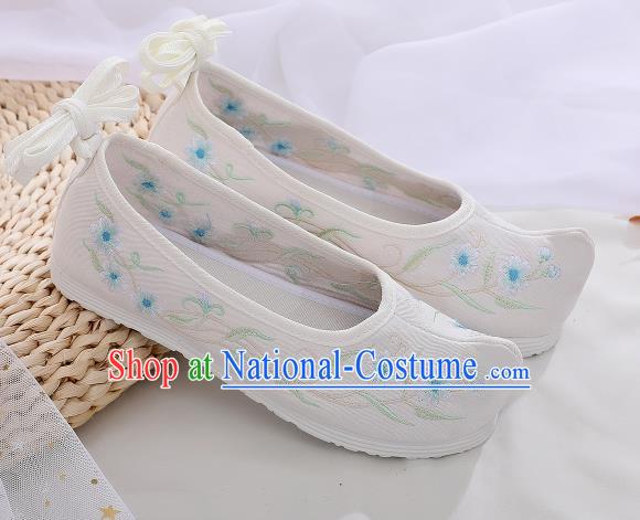 Asian Chinese Traditional Embroidered Frangipani White Shoes Hanfu Shoes National Cloth Shoes for Women