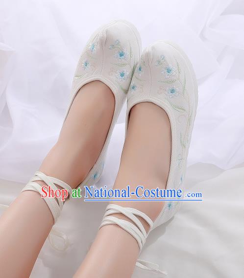 Asian Chinese Traditional Embroidered Frangipani White Shoes Hanfu Shoes National Cloth Shoes for Women