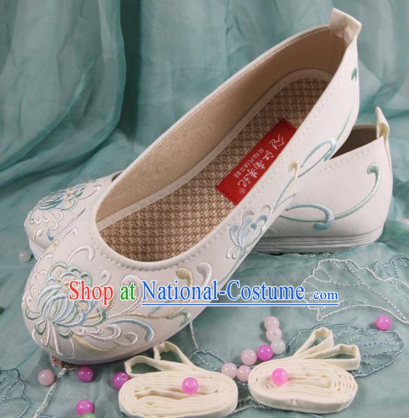 Chinese Handmade Embroidered Chrysanthemum White Cloth Shoes Traditional Ming Dynasty Hanfu Shoes Princess Shoes for Women