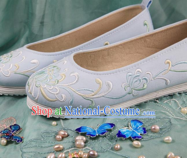 Chinese Handmade Embroidered Chrysanthemum Light Blue Cloth Shoes Traditional Ming Dynasty Hanfu Shoes Princess Shoes for Women