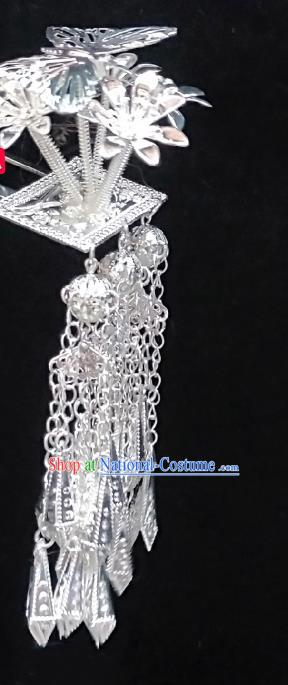 China Handmade Long Tassel Hair Stick Miao Ethnic Hair Accessories Hmong Minority Bride Argent Butterfly Hairpin