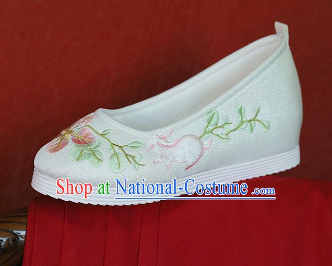 China Embroidered Peach Blossom Rabbit Shoes Hanfu Shoes Princess Shoes Handmade White Cloth Shoes