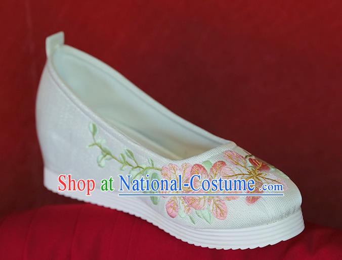 China Embroidered Peach Blossom Rabbit Shoes Hanfu Shoes Princess Shoes Handmade White Cloth Shoes