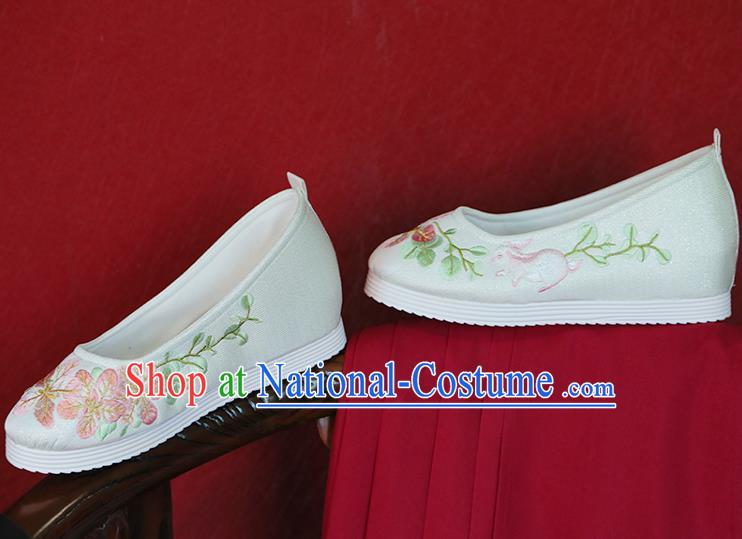 China Embroidered Peach Blossom Rabbit Shoes Hanfu Shoes Princess Shoes Handmade White Cloth Shoes