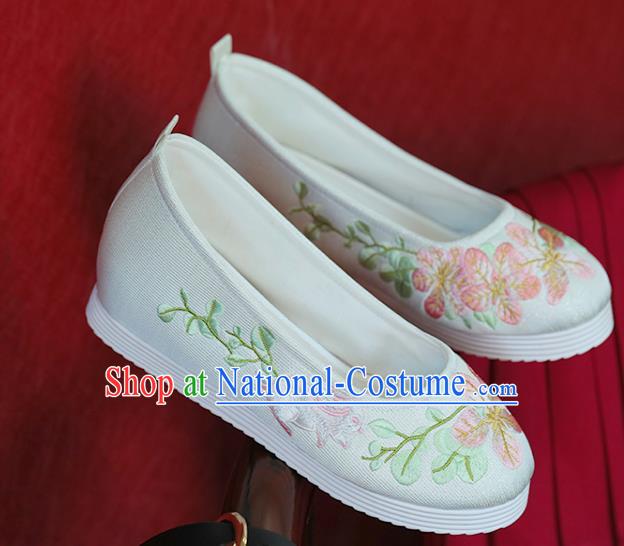 China Embroidered Peach Blossom Rabbit Shoes Hanfu Shoes Princess Shoes Handmade White Cloth Shoes