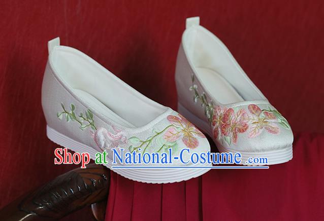 China Embroidered Peach Blossom Rabbit Shoes Hanfu Shoes Princess Shoes Handmade White Cloth Shoes