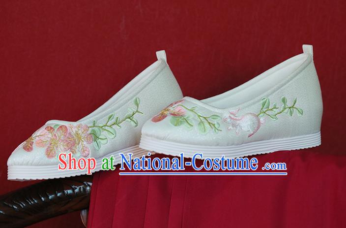 China Embroidered Peach Blossom Rabbit Shoes Hanfu Shoes Princess Shoes Handmade White Cloth Shoes