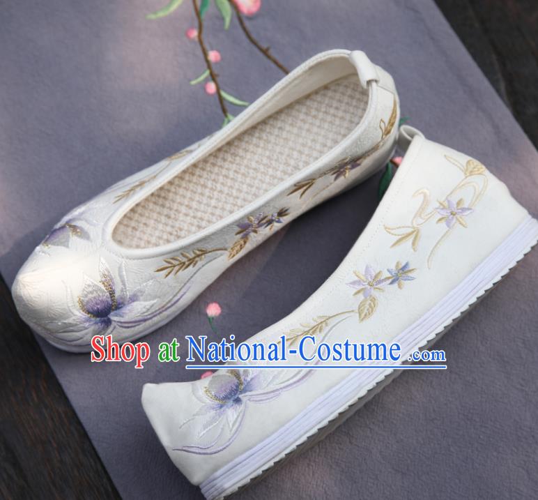 Traditional China Embroidered Lotus White Shoes Handmade Shoes National Shoes Cloth Shoes