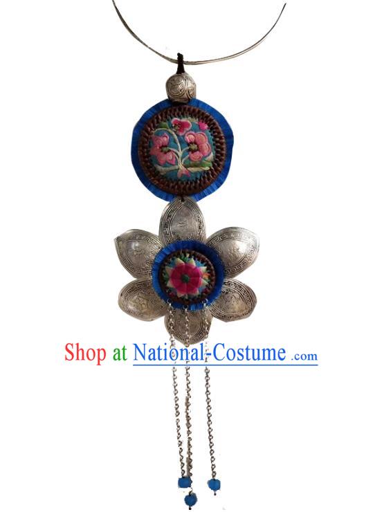 China Ethnic Silver Carving Flower Necklace Women Embroidered Flower Necklet National Accessories