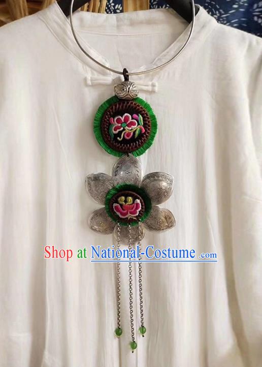 China National Accessories Women Embroidered Necklet Ethnic Silver Carving Green String Necklace