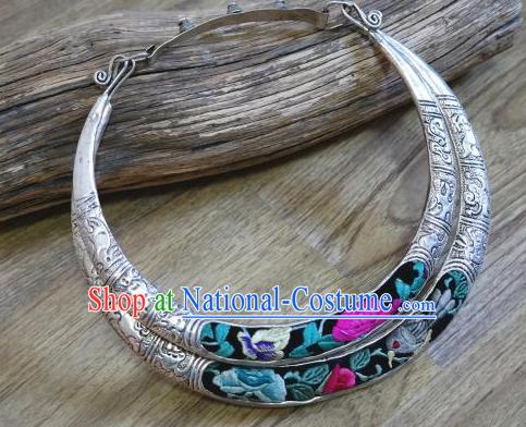 China Traditional Miao Nationality Embroidered Necklace Handmade Ethnic Women Jewelry Accessories National Silver Carving Necklet