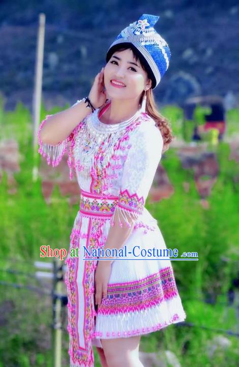 China Miao Nationality White Short Dress and Hat Traditional Ethnic Folk Dance Apparels Mengzi Tujia Minority Costumes