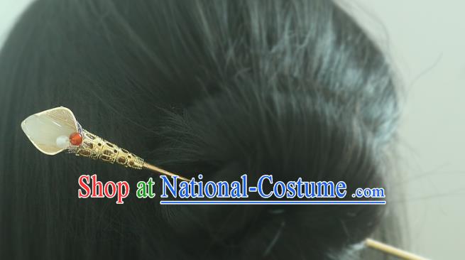 China Handmade Cheongsam Jade Mangnolia Hair Accessories Hair Stick Classical Wedding Golden Hairpin for Women