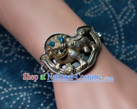 Chinese Handmade Bracelet Accessories Traditional Silver Carving Lion Jewelry