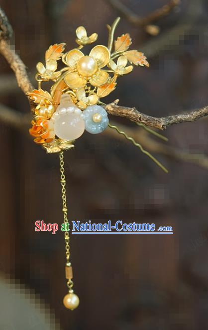 China Wedding Golden Plum Hair Stick Traditional Xiuhe Suit Hair Accessories Palace White Chalcedony Gourd Hairpin