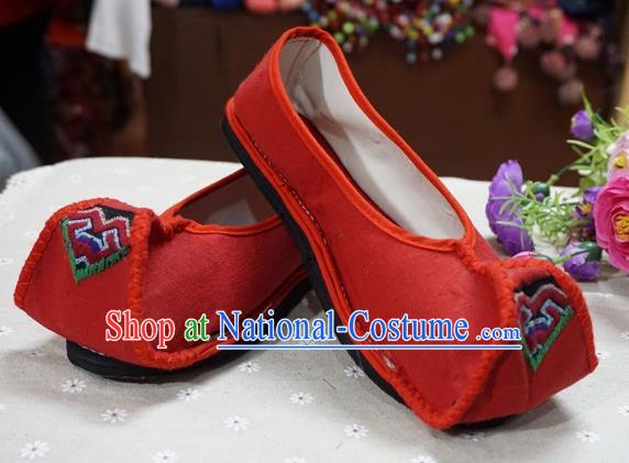 Traditional Chinese Ethnic Bride Red Shoes Handmade Yunnan National Embroidered Shoes Wedding Shoes for Women