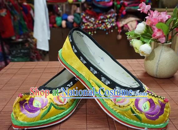 Traditional Chinese Wedding Yellow Embroidered Chrysanthemum Shoes Princess Shoes National Shoes Hanfu Shoes for Women