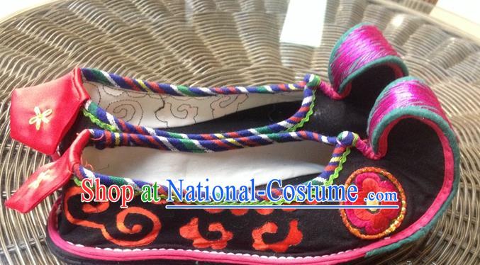 Traditional Chinese Ethnic Shoes Black Embroidered Shoes Yunnan National Wedding Shoes for Women