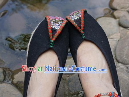 Traditional Chinese Yunnan Ethnic Black Embroidered Shoes Handmade National Shoes Hanfu Dress for Women