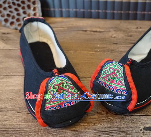 Traditional Chinese Yunnan Ethnic Embroidered Shoes Handmade National Black Shoes Hanfu Dress for Women