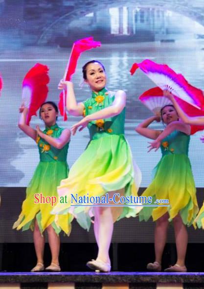 Chinese A Thousand Reds Fan Dance Green Dress Traditional Classical Dance Stage Performance Costume for Women