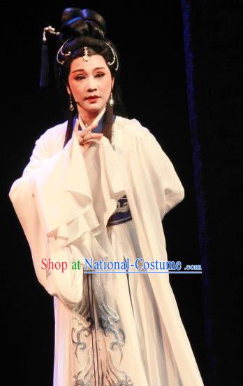 Tong Que Tai Chinese Shaoxing Opera Young Beauty Apparels Costumes and Headpieces Yue Opera Hua Tan Diao Chan White Dress Garment