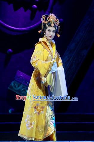 Chinese Ping Opera Palace Queen Liu E Apparels Costumes and Headpieces Traditional Pingju Opera Palm Civet for Prince Empress Yellow Dress Garment