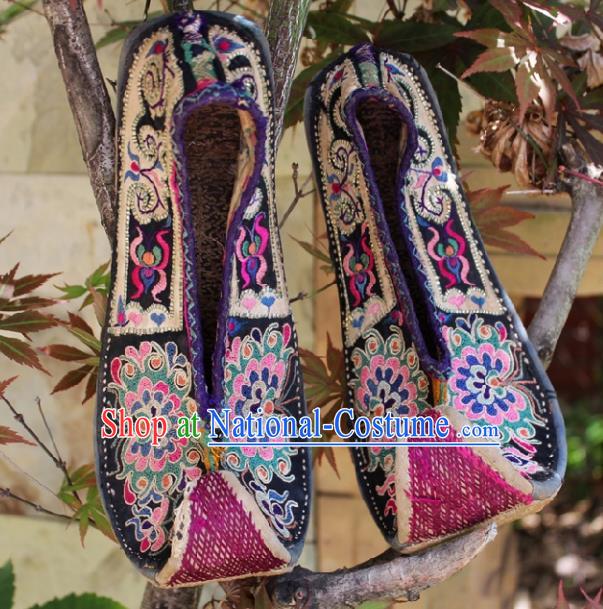 Asian Chinese Yunnan Ethnic Shoes National Shoes Embroidered Shoes Traditional China Embroidered Shoes for Women